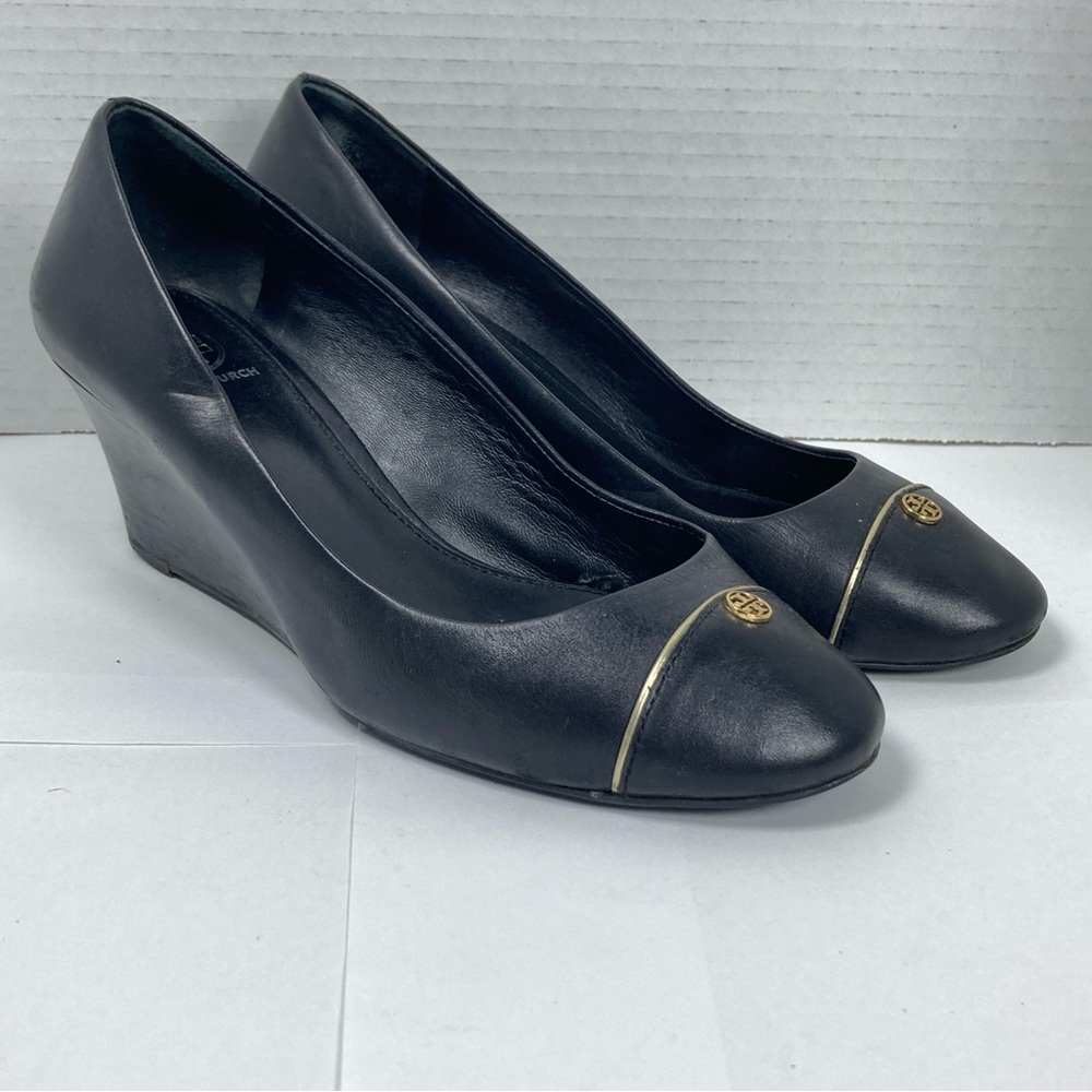 Tory Burch Women's Black Leather Cap Toe Wedge Pumps Gold Logo Tory Size 7.5M - Picture 1 of 11